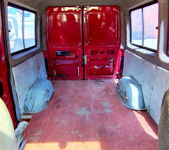 Красный Мерседес Sprinter, объемом двигателя 2.3 л и пробегом 326 тыс. км за 4500 $, фото 6 на Automoto.ua