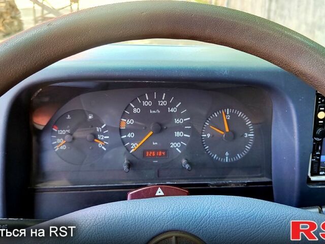 Красный Мерседес Sprinter, объемом двигателя 2.3 л и пробегом 326 тыс. км за 4500 $, фото 5 на Automoto.ua