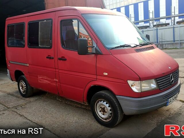 Красный Мерседес Sprinter, объемом двигателя 2.3 л и пробегом 326 тыс. км за 4500 $, фото 2 на Automoto.ua