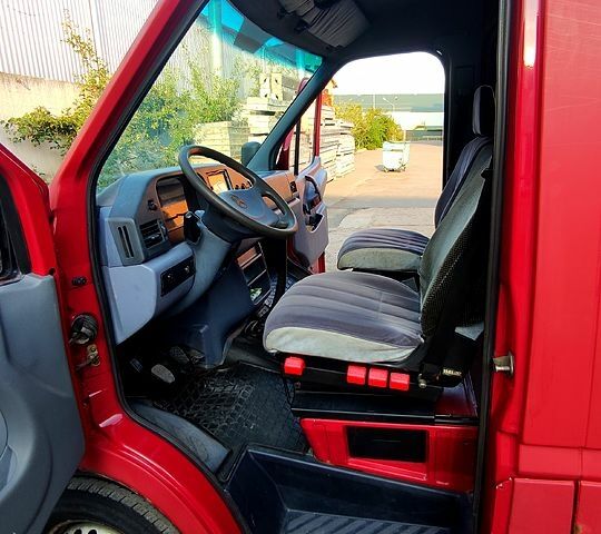Красный Мерседес Sprinter, объемом двигателя 2.3 л и пробегом 326 тыс. км за 4500 $, фото 1 на Automoto.ua