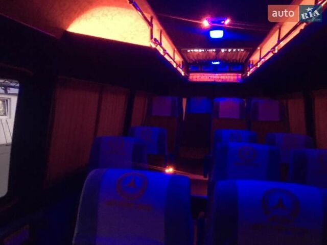 Красный Мерседес Sprinter, объемом двигателя 2.3 л и пробегом 800 тыс. км за 15000 $, фото 5 на Automoto.ua