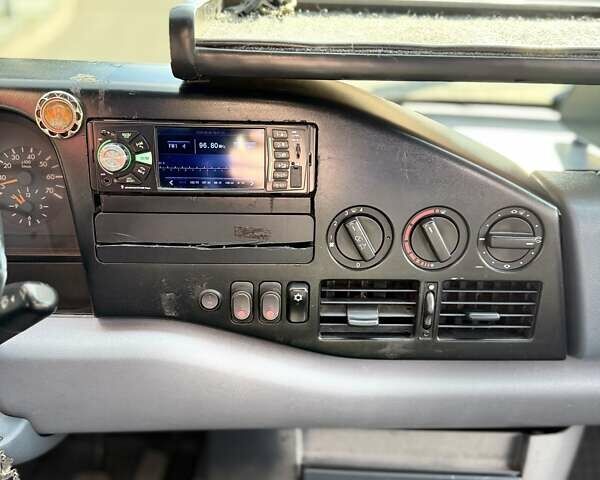 Красный Мерседес Sprinter, объемом двигателя 2.87 л и пробегом 350 тыс. км за 7000 $, фото 17 на Automoto.ua