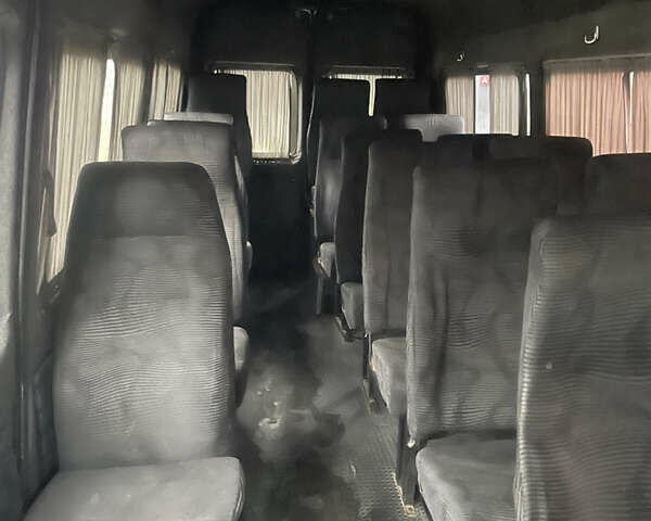 Красный Мерседес Sprinter, объемом двигателя 2.15 л и пробегом 400 тыс. км за 3700 $, фото 4 на Automoto.ua