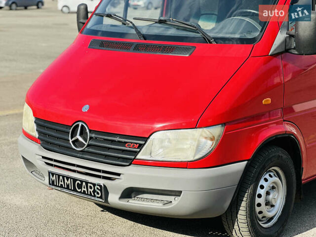 Красный Мерседес Sprinter, объемом двигателя 2.2 л и пробегом 332 тыс. км за 9999 $, фото 2 на Automoto.ua