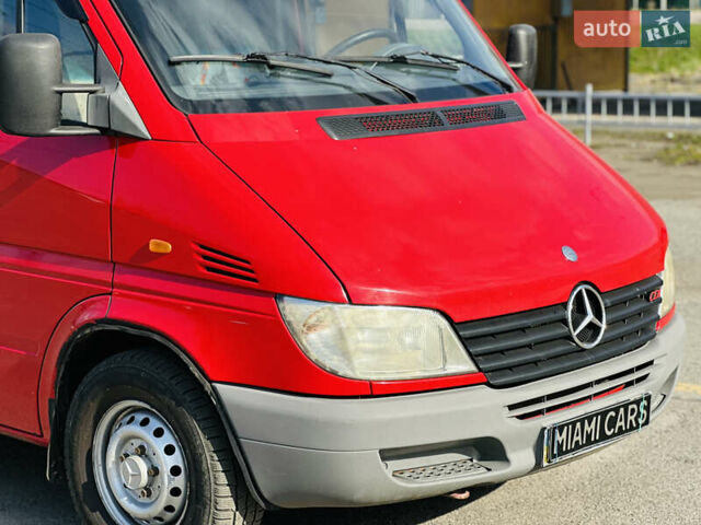 Красный Мерседес Sprinter, объемом двигателя 2.2 л и пробегом 332 тыс. км за 9999 $, фото 4 на Automoto.ua