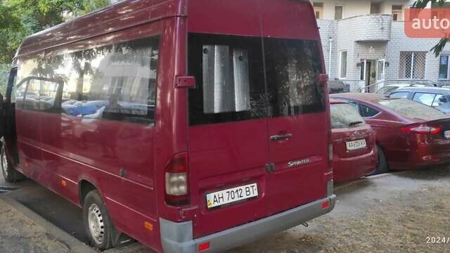 Красный Мерседес Sprinter, объемом двигателя 2.2 л и пробегом 460 тыс. км за 11000 $, фото 4 на Automoto.ua