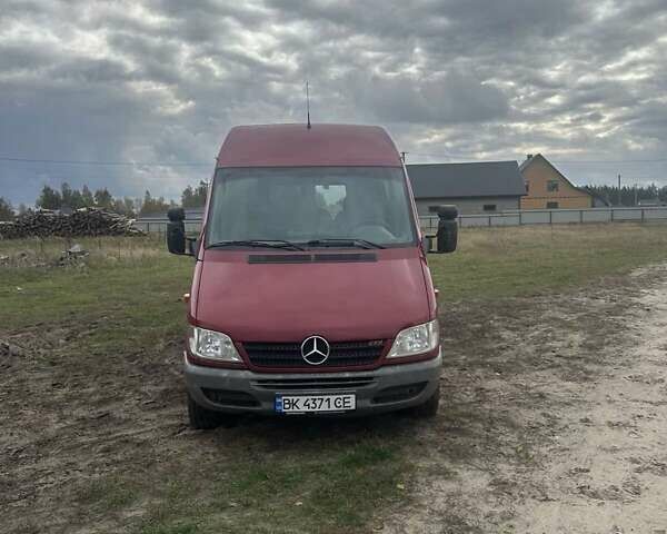 Красный Мерседес Sprinter, объемом двигателя 2.2 л и пробегом 562 тыс. км за 10500 $, фото 5 на Automoto.ua