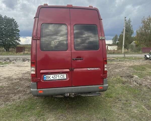 Красный Мерседес Sprinter, объемом двигателя 2.2 л и пробегом 562 тыс. км за 10500 $, фото 8 на Automoto.ua