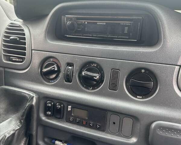 Красный Мерседес Sprinter, объемом двигателя 2.2 л и пробегом 562 тыс. км за 10500 $, фото 3 на Automoto.ua