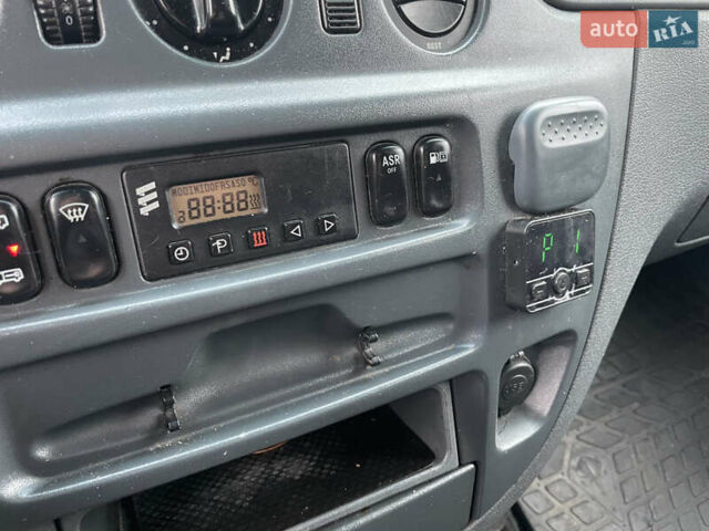 Червоний Мерседес Sprinter, об'ємом двигуна 2.69 л та пробігом 213 тис. км за 9300 $, фото 14 на Automoto.ua