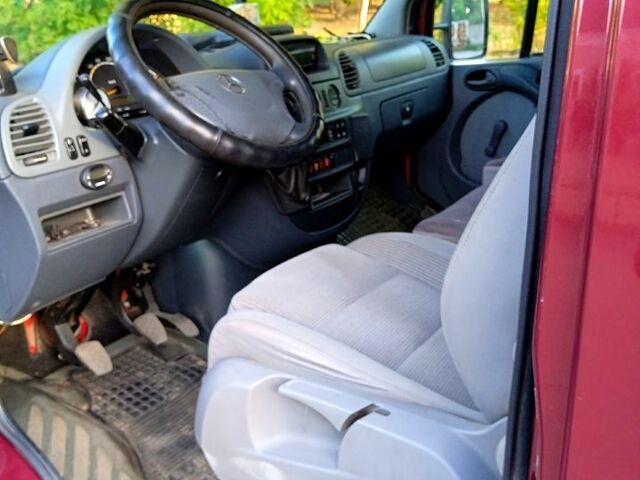 Красный Мерседес Sprinter, объемом двигателя 2.7 л и пробегом 570 тыс. км за 11300 $, фото 5 на Automoto.ua