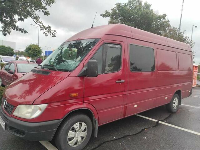 Красный Мерседес Sprinter, объемом двигателя 2.68 л и пробегом 134 тыс. км за 9400 $, фото 1 на Automoto.ua