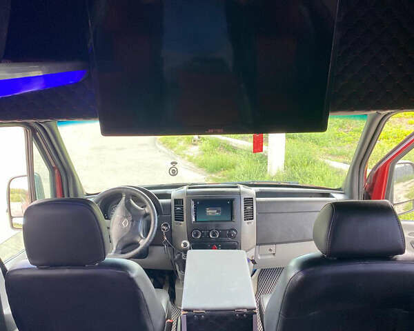Красный Мерседес Sprinter, объемом двигателя 2.9 л и пробегом 300 тыс. км за 12799 $, фото 6 на Automoto.ua