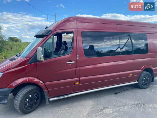 Красный Мерседес Sprinter, объемом двигателя 2.9 л и пробегом 300 тыс. км за 12799 $, фото 1 на Automoto.ua