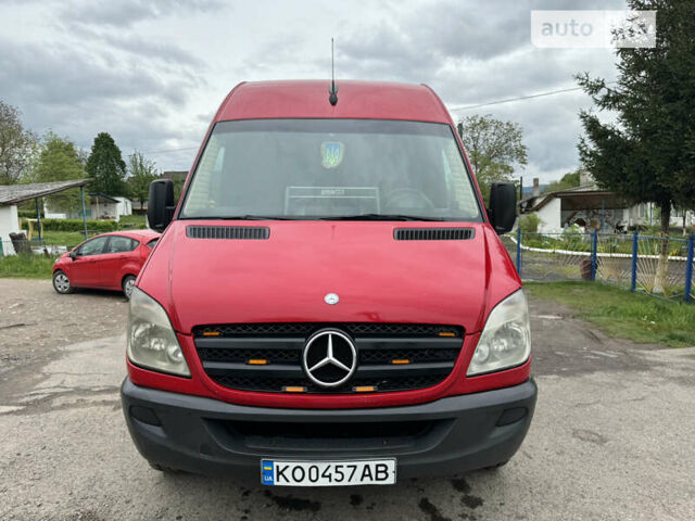 Красный Мерседес Sprinter, объемом двигателя 2.15 л и пробегом 500 тыс. км за 12999 $, фото 1 на Automoto.ua