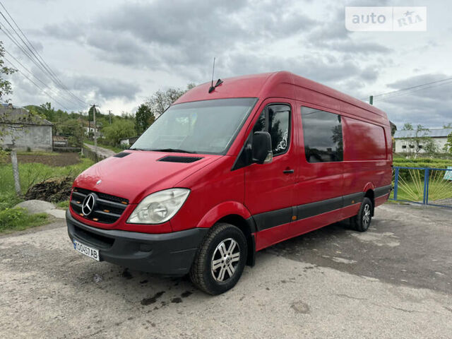 Красный Мерседес Sprinter, объемом двигателя 2.15 л и пробегом 500 тыс. км за 12999 $, фото 2 на Automoto.ua