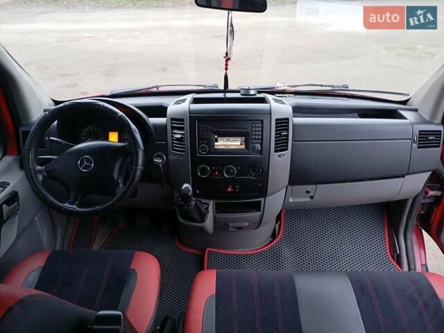 Красный Мерседес Sprinter, объемом двигателя 2.99 л и пробегом 470 тыс. км за 19700 $, фото 5 на Automoto.ua