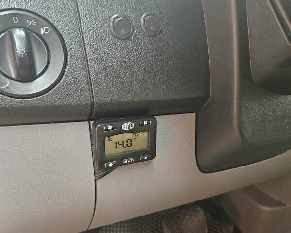 Красный Мерседес Sprinter, объемом двигателя 2.2 л и пробегом 330 тыс. км за 26500 $, фото 9 на Automoto.ua