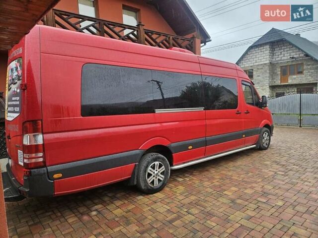 Красный Мерседес Sprinter, объемом двигателя 2.2 л и пробегом 330 тыс. км за 26500 $, фото 2 на Automoto.ua