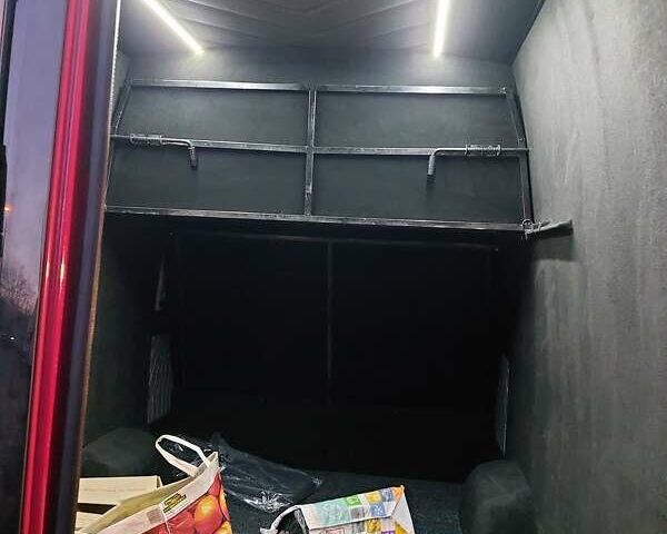 Красный Мерседес Sprinter, объемом двигателя 2.14 л и пробегом 255 тыс. км за 40000 $, фото 4 на Automoto.ua