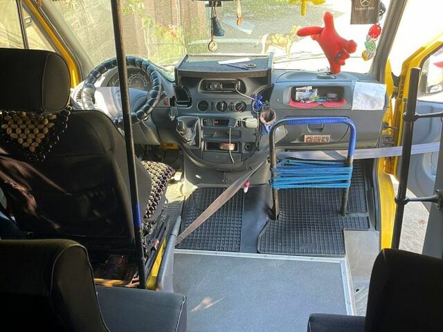 Желтый Мерседес Sprinter, объемом двигателя 2.2 л и пробегом 500 тыс. км за 6500 $, фото 4 на Automoto.ua