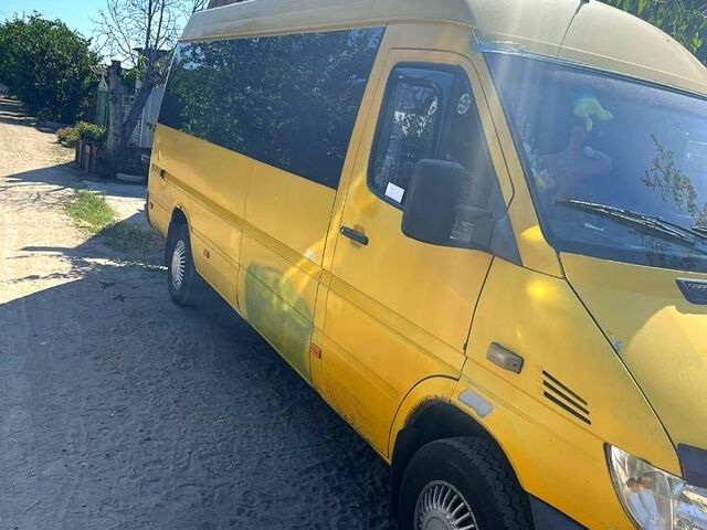 Желтый Мерседес Sprinter, объемом двигателя 2.2 л и пробегом 500 тыс. км за 6500 $, фото 1 на Automoto.ua