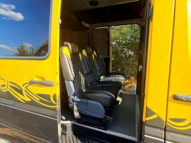 Желтый Мерседес Sprinter, объемом двигателя 2.7 л и пробегом 280 тыс. км за 9700 $, фото 2 на Automoto.ua