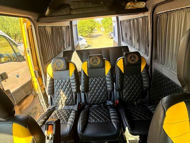 Желтый Мерседес Sprinter, объемом двигателя 2.7 л и пробегом 280 тыс. км за 9700 $, фото 1 на Automoto.ua