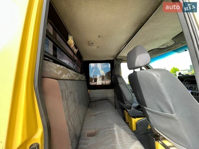 Желтый Мерседес Sprinter, объемом двигателя 2.15 л и пробегом 296 тыс. км за 11000 $, фото 15 на Automoto.ua