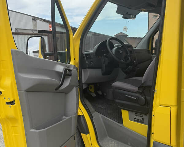 Желтый Мерседес Sprinter, объемом двигателя 3 л и пробегом 326 тыс. км за 25500 $, фото 9 на Automoto.ua