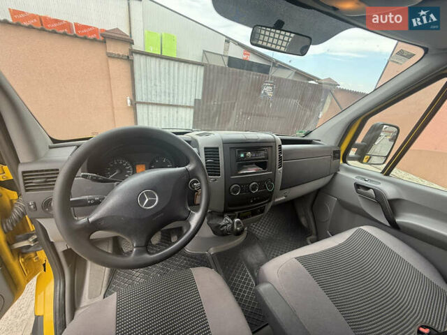 Желтый Мерседес Sprinter, объемом двигателя 3 л и пробегом 326 тыс. км за 25500 $, фото 10 на Automoto.ua