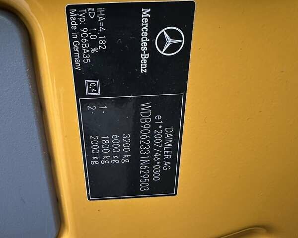 Желтый Мерседес Sprinter, объемом двигателя 2.2 л и пробегом 264 тыс. км за 16500 $, фото 20 на Automoto.ua