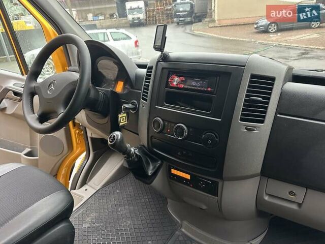 Желтый Мерседес Sprinter, объемом двигателя 2.2 л и пробегом 264 тыс. км за 16500 $, фото 17 на Automoto.ua