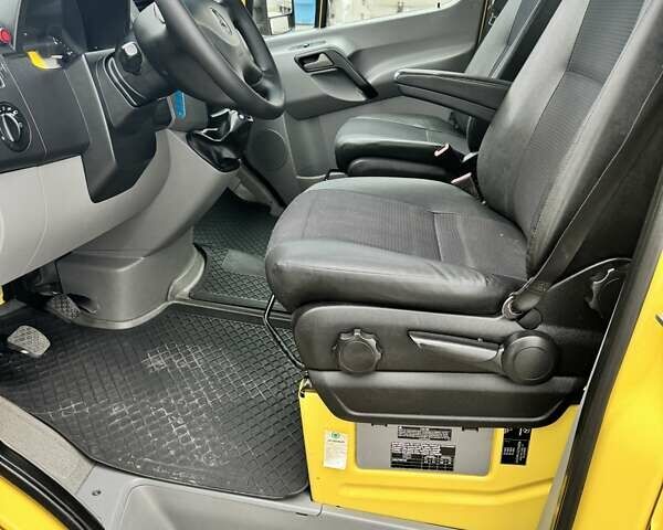 Желтый Мерседес Sprinter, объемом двигателя 2.2 л и пробегом 197 тыс. км за 25900 $, фото 8 на Automoto.ua