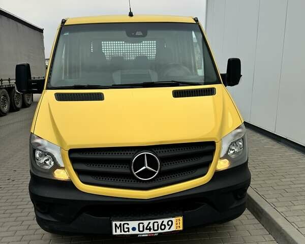 Желтый Мерседес Sprinter, объемом двигателя 2.2 л и пробегом 197 тыс. км за 25900 $, фото 5 на Automoto.ua