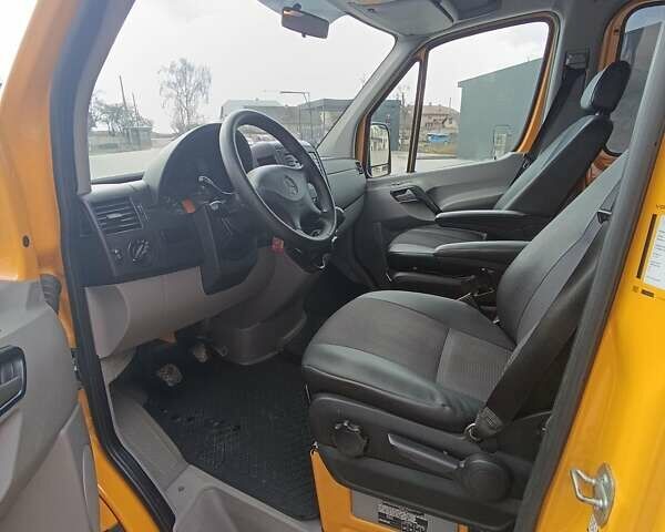 Желтый Мерседес Sprinter, объемом двигателя 2.2 л и пробегом 283 тыс. км за 21900 $, фото 16 на Automoto.ua