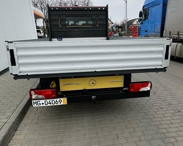 Желтый Мерседес Sprinter, объемом двигателя 2.2 л и пробегом 197 тыс. км за 25900 $, фото 4 на Automoto.ua