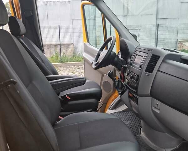 Желтый Мерседес Sprinter, объемом двигателя 2.1 л и пробегом 285 тыс. км за 20300 $, фото 19 на Automoto.ua