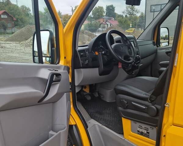 Желтый Мерседес Sprinter, объемом двигателя 2.1 л и пробегом 285 тыс. км за 20300 $, фото 14 на Automoto.ua
