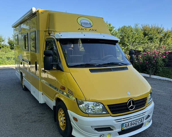 Желтый Мерседес Sprinter, объемом двигателя 2.3 л и пробегом 158 тыс. км за 42000 $, фото 1 на Automoto.ua