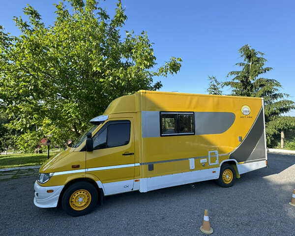 Желтый Мерседес Sprinter, объемом двигателя 2.3 л и пробегом 158 тыс. км за 42000 $, фото 5 на Automoto.ua
