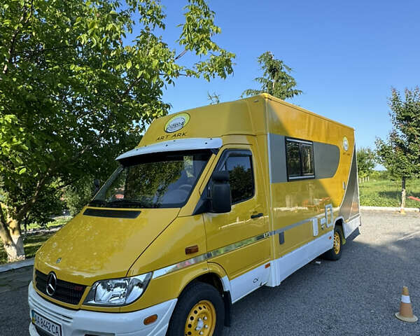 Желтый Мерседес Sprinter, объемом двигателя 2.3 л и пробегом 158 тыс. км за 42000 $, фото 4 на Automoto.ua