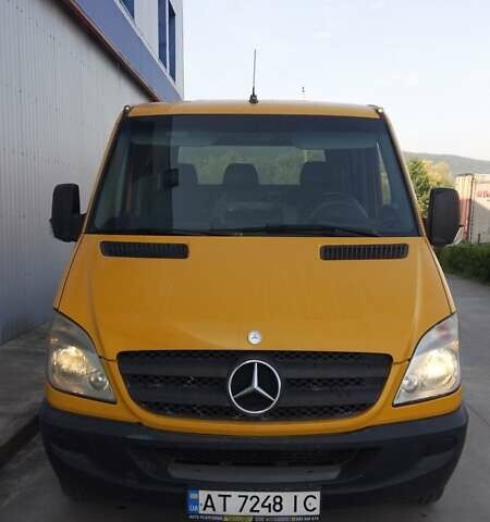 Желтый Мерседес Sprinter, объемом двигателя 2.1 л и пробегом 257 тыс. км за 18999 $, фото 1 на Automoto.ua