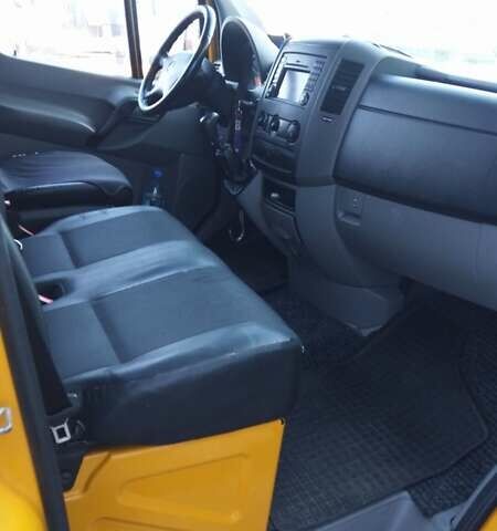 Желтый Мерседес Sprinter, объемом двигателя 2.1 л и пробегом 257 тыс. км за 18999 $, фото 3 на Automoto.ua