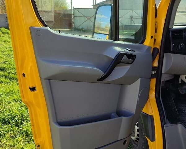 Желтый Мерседес Sprinter, объемом двигателя 2.99 л и пробегом 432 тыс. км за 20900 $, фото 13 на Automoto.ua