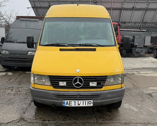 Желтый Мерседес Sprinter, объемом двигателя 3 л и пробегом 100 тыс. км за 4000 $, фото 5 на Automoto.ua