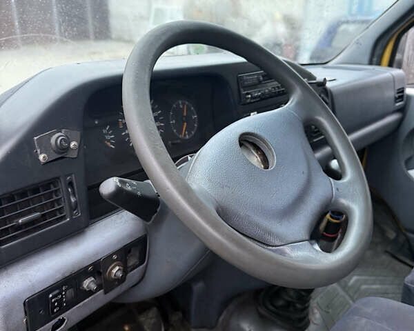 Желтый Мерседес Sprinter, объемом двигателя 3 л и пробегом 100 тыс. км за 4000 $, фото 4 на Automoto.ua