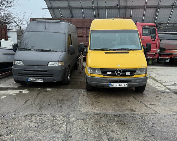 Желтый Мерседес Sprinter, объемом двигателя 3 л и пробегом 100 тыс. км за 4000 $, фото 3 на Automoto.ua