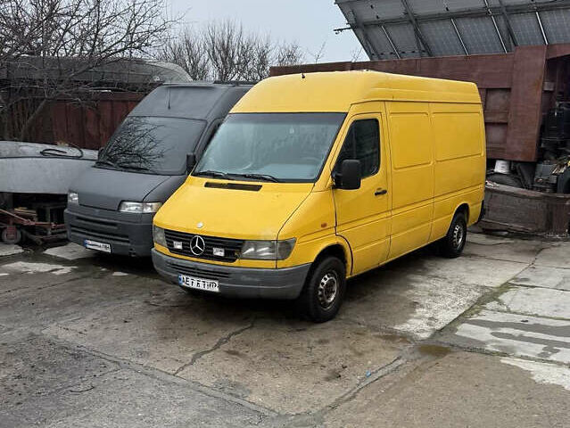 Желтый Мерседес Sprinter, объемом двигателя 3 л и пробегом 100 тыс. км за 4000 $, фото 2 на Automoto.ua