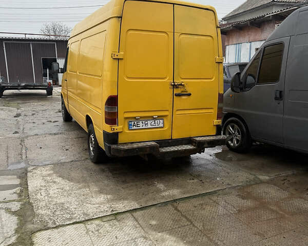 Желтый Мерседес Sprinter, объемом двигателя 3 л и пробегом 100 тыс. км за 4000 $, фото 1 на Automoto.ua